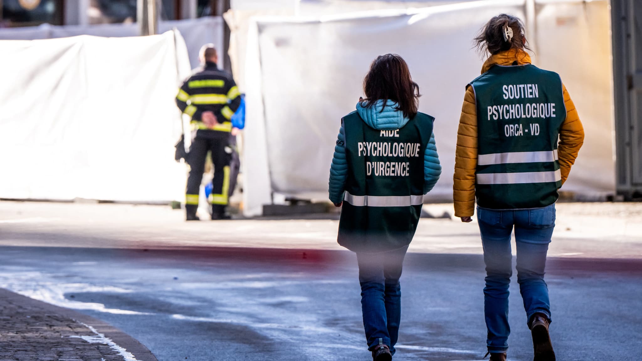 Les membres de l'équipe d'aide psychologique d'urgence arrivent au bar Le Constellation après une explosion qui a ravagé l'établissement à Crans-Montana, le 1er janvier 2026, pendant les célébrations du Nouvel An.