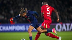 Ibrahima Konaté charge Bradley Barcola mais échappe miraculeusement au carton rouge lors de PSG-Liverpool (0-1, Ligue des champions), le 5 mars 2025