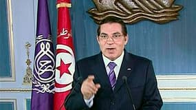 Le président tunisien Zine el Abidine ben Ali à la télévision jeudi soir. L'incertitude planait vendredi soir sur une éventuelle venue à Paris du chef de l'Etat tunisien, qui a quitté provisoirement le pouvoir après un mois de troubles sociaux dans son pa