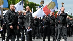 Des membres de Troisième voie et leur leader, Serge Ayoub, lors d'une manifestation, le 12 mai 2013 à Paris. 