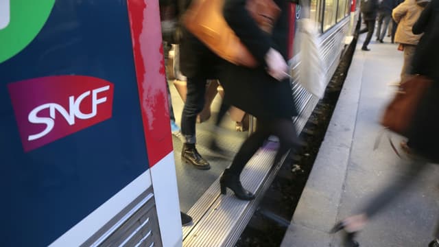 Se rendre à la gare, prendre les escaliers pour accéder au train... au final, les Franciliens effectuent 7.000 pas par jour, ce qui est proche des recommandations de l'OMS, 