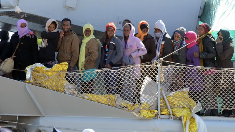 Un bateau transportant des migrants arrive au port de Messine, en Sicile, après une opération de sauvetage, le 18 avril 2015. (Illustration)