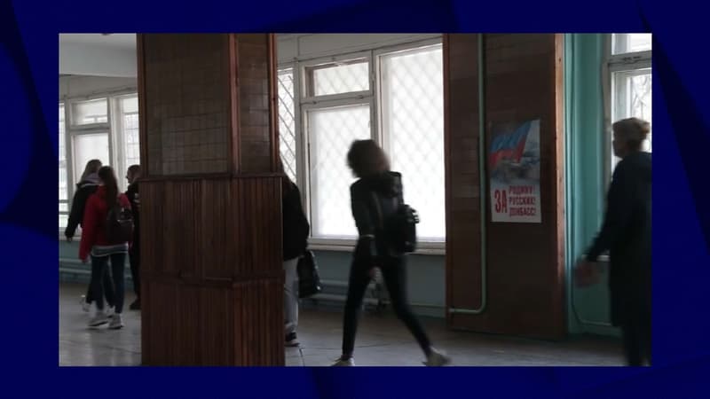 Affiches soviétiques, mise en scène: une école pro-russe rouvre ses portes à Marioupol