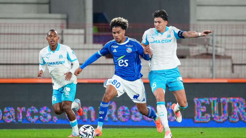 Felix Lemarchal face à Leonardo Balerdi lors de Strasbourg-OM le 26 septembre 2025