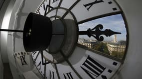 La grande horloge de l'Hôtel de ville de Paris doit être remontée manuellement.