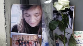 Des messages et des fleurs sont déposés, le 21 novembre 2011, devant le domicile familial à Paris d'Agnès Marin, collégienne de 13 ans, violée et assassinée le 16 novembre par un lycéen de son établissement à Chambon-sur-Lignon.