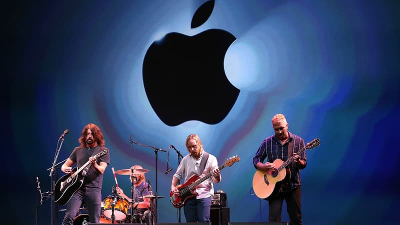 Le groupe de rock Foo Fighters jouant lors d'un concert Apple en 2012
