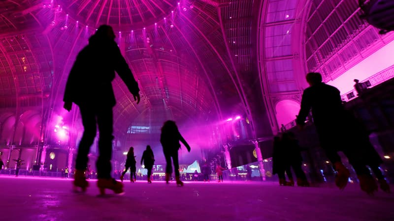 Au Grand Palais, la patinoire est ouverte jusqu'à 2 heures du matin.