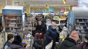 Des habitants de Kharkiv, la deuxième ville d'Ukraine, font des réserves de nourriture au supermarché le 24 février 2022, alors que Vladimir Poutine a lancé une offensive militaire sur le pays. 