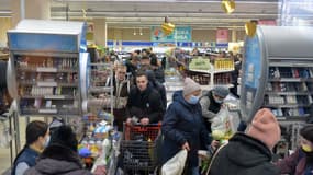 Des habitants de Kharkiv, la deuxième ville d'Ukraine, font des réserves de nourriture au supermarché le 24 février 2022, alors que Vladimir Poutine a lancé une offensive militaire sur le pays.