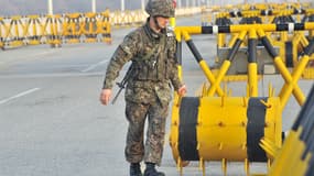 Un soldat sud-coréen autour du site industriel de coopération de Kaesong que les nord-coréens ont décidé de fermer temporairement à 53.000 de leurs employés