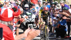 Jonas Vingegaard devant Tadej Pogacar dans le Mont Ventoux lors de la 16e étape du Tour de France, le 22 juillet 2025