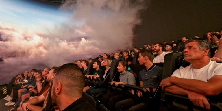 Des visiteurs expérimentent la nouvelle attraction du parc du Futuroscope "Chasseurs de Tornades", le 19 août 2022 à Chasseneuil-du-Poitou, près de Poitiers