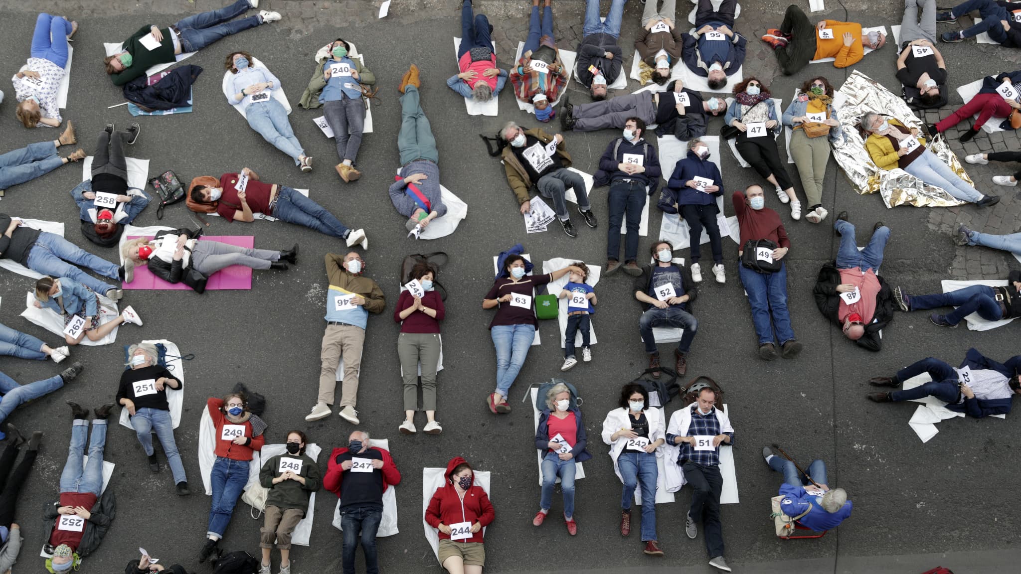 demonstration in Saint-Ouen against the future large northern Parisian hospital