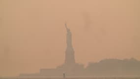La Statue de la Liberté à Upper Bay est enveloppée d'une brume de fumée provenant des incendies de forêt au Canada, le 7 juin 2023 à New York.