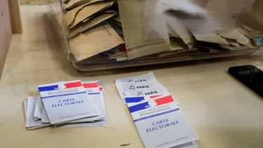 Des cartes dl'électeurs dans un bureau de vote de Paris, le 27 juin 2021