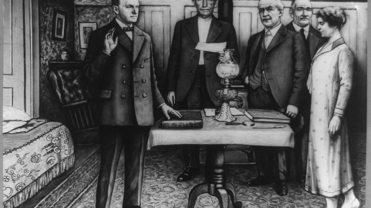 Coolidge prête serment devant son père. Coolidge prête serment devant son père.
