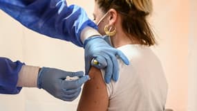 Une femme reçoit une injection de vaccin contre le Covid-19 dans un centre de vaccination temporaire, le 31 mai 2021 à Sain-Maur-des-Fossés, près de Paris