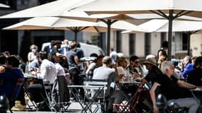 Des Parisiens attablés en terrasse, le 1er juin 2021 à Paris