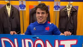 Antoine Dupont pose avec la pancarte