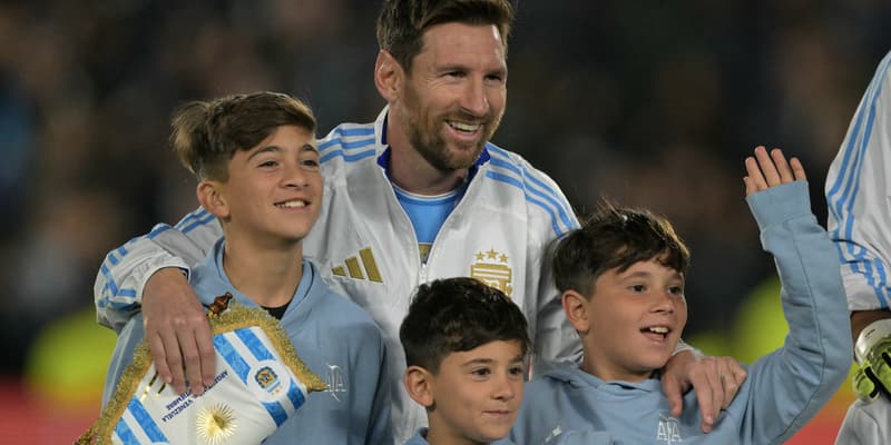 Lionel Messi avec ses trois fils lors du match Argentine-Venezuela (3-0), le 4 septembre 2025