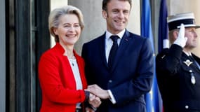 Le président français Emmanuel Macron (d) serre la main de la présidente de la Commission européenne Ursula von der Leyen avant une réunion au palais de l'Elysée à Paris, le 3 avril 2023