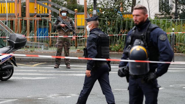 Des policiers à Paris, après l'attaque devant les anciens locaux de Charlie Hebdo, le 25 septembre (PHOTO D'ILLUSTRATION).