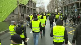 Un cortège de gilets jaunes se dirige dans le calme vers Bercy