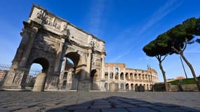 L'Arc de Constantin et le Colisée fermé à Rome le 10 mars 2020. 