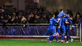 Les joueurs d'Avranches célèbrent leur qualification face à Brest en Coupe de France, le 19 décembre 2025.