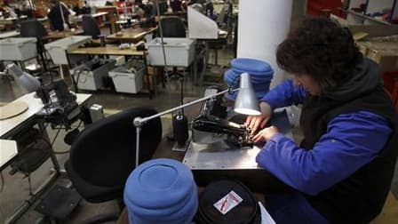 Le béret militaire et les coiffes féminines permettent aujourd'hui à Béatex, l'une des deux dernières usines de bérets basques (photo), de maintenir la fabrication de ce symbole de la culture populaire française en Béarn, sa terre d'origine. /Photo prise