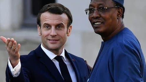 Les présidents français Emmanuel Macron (gauche) et tchadien Idriss Déby Itno (droite) lors d'un sommet sur la situation au Sahel, à Pau (France) le 13 janvier 2020