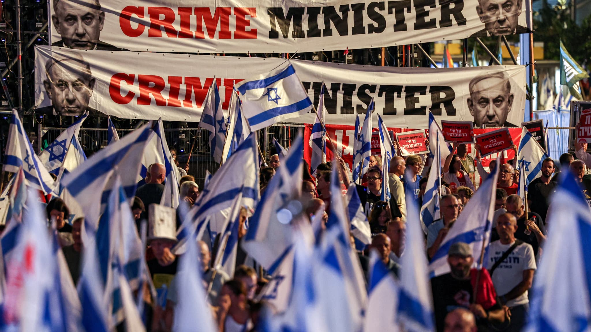 Des manifestants se rassemblent lors d'un rassemblement contre le plan de réforme judiciaire du gouvernement israélien près du centre commercial Azrieli à Tel Aviv, le 30 septembre 2023.