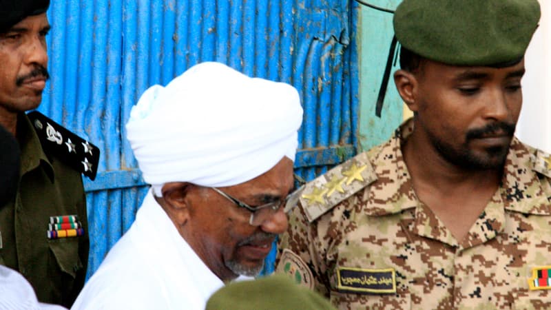 L'ancien président soudanais Omar el-Béchir lors de sa première apparition publique depuis sa destitution, le 16 juin 2019 à Khartoum.