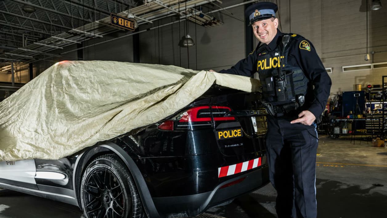 Le sergent avec son nouveau Model X Le sergent avec son nouveau Model X