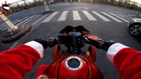 Sur sa moto et habillé en père Noël, le Youtubeur Chris RS est parvenu à faire arrêter une voiture en délit de fuite.