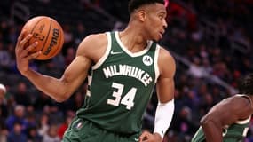 Giannis Antetokounmpo lors d'un match des Milwaukee Bucks sur le parquet des Detroit Pistons en NBA le 2 novembre 2021