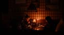 Un bar éclairé à la bougie à cause d'une coupure d'électricité à Kiev, en Ukraine, le 24 octobre 2022