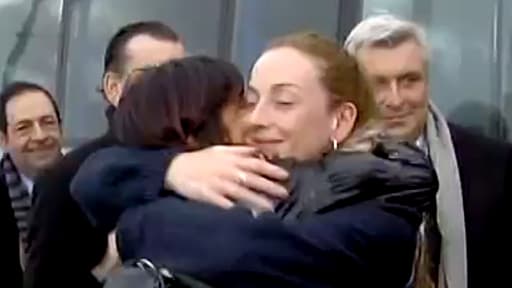 Florence Cassez serre ses proches dans ses bras le jour de son retour en France, le 24 janvier 2013