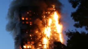 Le feu ravage la tour Grenfell, le 14 juin 2017 à Londres.