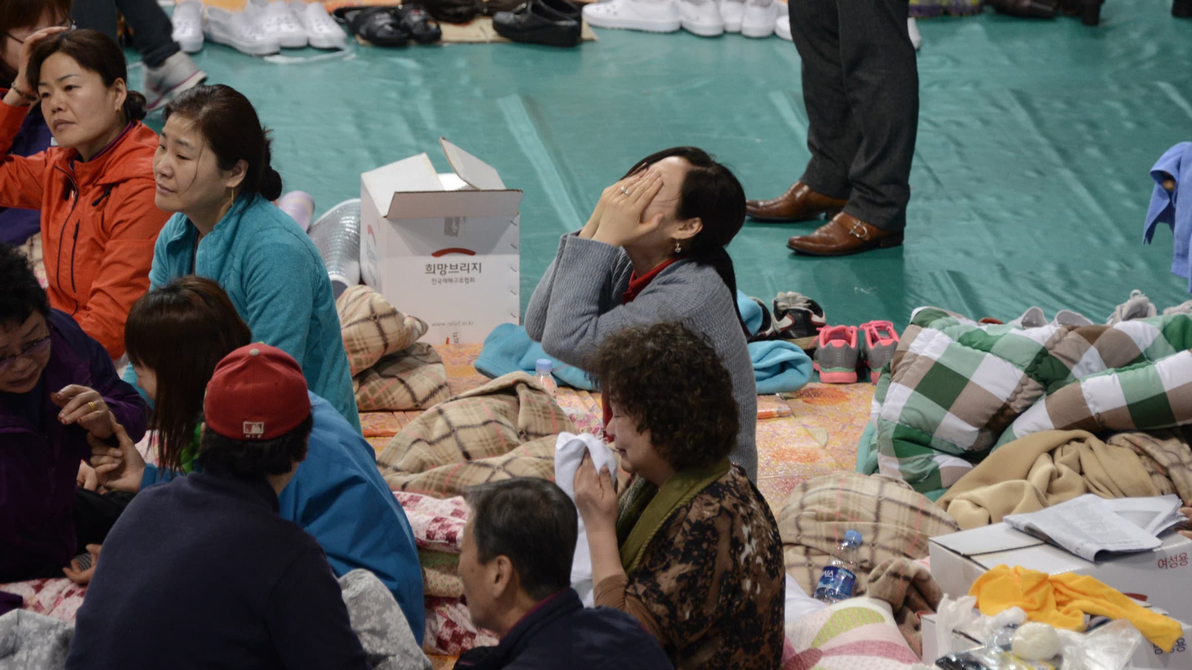 Réunies dans un gymnase, sur l'île de Jindo, des familles de victimes du naufrage laissent éclater leur désespoir, le 18 avril. Réunies dans un gymnase, sur l'île de Jindo, des familles de victimes du naufrage laissent éclater leur désespoir, le 18 avril.