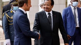 Emmanuel Macron avec Paul Biya le 26 juillet 2022 à Yaoundé au Cameroun 