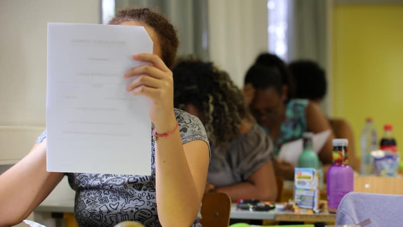 Des élèves de terminale en train de plancher sur les épreuves du baccalauréat à la Réunion en juin 2017.