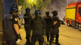 Des policiers en intervention lors de violences urbaines à Grasse dans la nuit du 30 juin au 1er juillet 2023