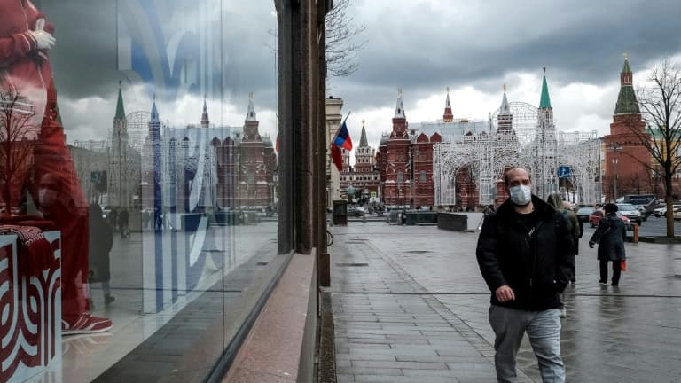 Un homme portant un masque contre le Covid à Moscou le 22 mars 2021
