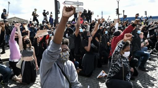 Des manifestants s'agenouillent lors d'un rassemblement près de la place de la Concorde et de l'ambassade américaine, le 6 juin 2020 à Paris, pour dénoncer les violences policières