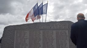 Une personne se recueille devant la stèle en hommage aux 124 habitants du village de Maillé massacrés par l'armée allemande le 25 août 1944, le 25 août 2004