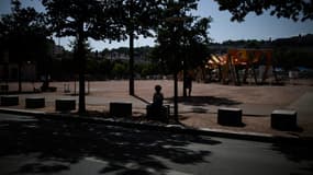 La place Bellecour, sous la chaleur le 25 juin 2025, avec l'œuvre anti chaleur Tissages urbains dans le fond. (Photo d'illustration)