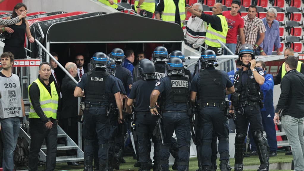 Les forces de l'ordre lors de Nice-Bastia Les forces de l'ordre lors de Nice-Bastia