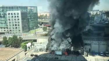 Une importante colonne de fumée se dégage à Issy-les-Moulineaux.